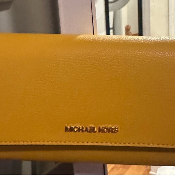 Michael Kors Jet Set Large Leather Crossbody
Bag Jasmine yellow - Picture 2 of 12